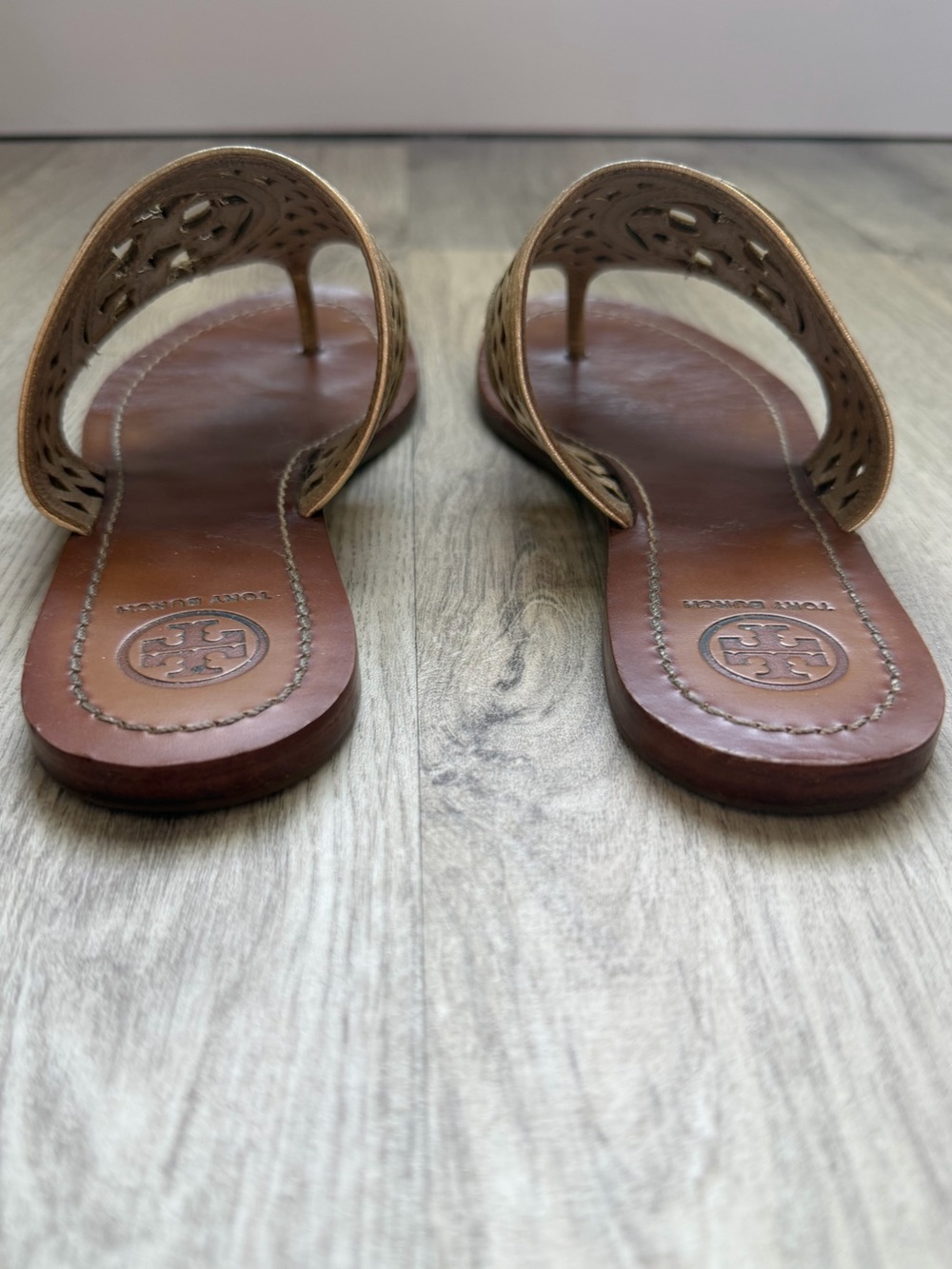 Tory Burch - Metallic Gold Leather Slide Sandals with Cutout Logo - Picture 2 of 8